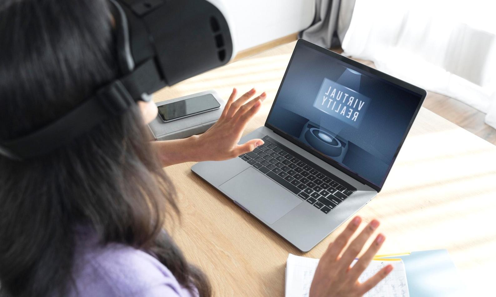 Tim Synteron sedang berdiskusi tentang modul pembelajaran baru