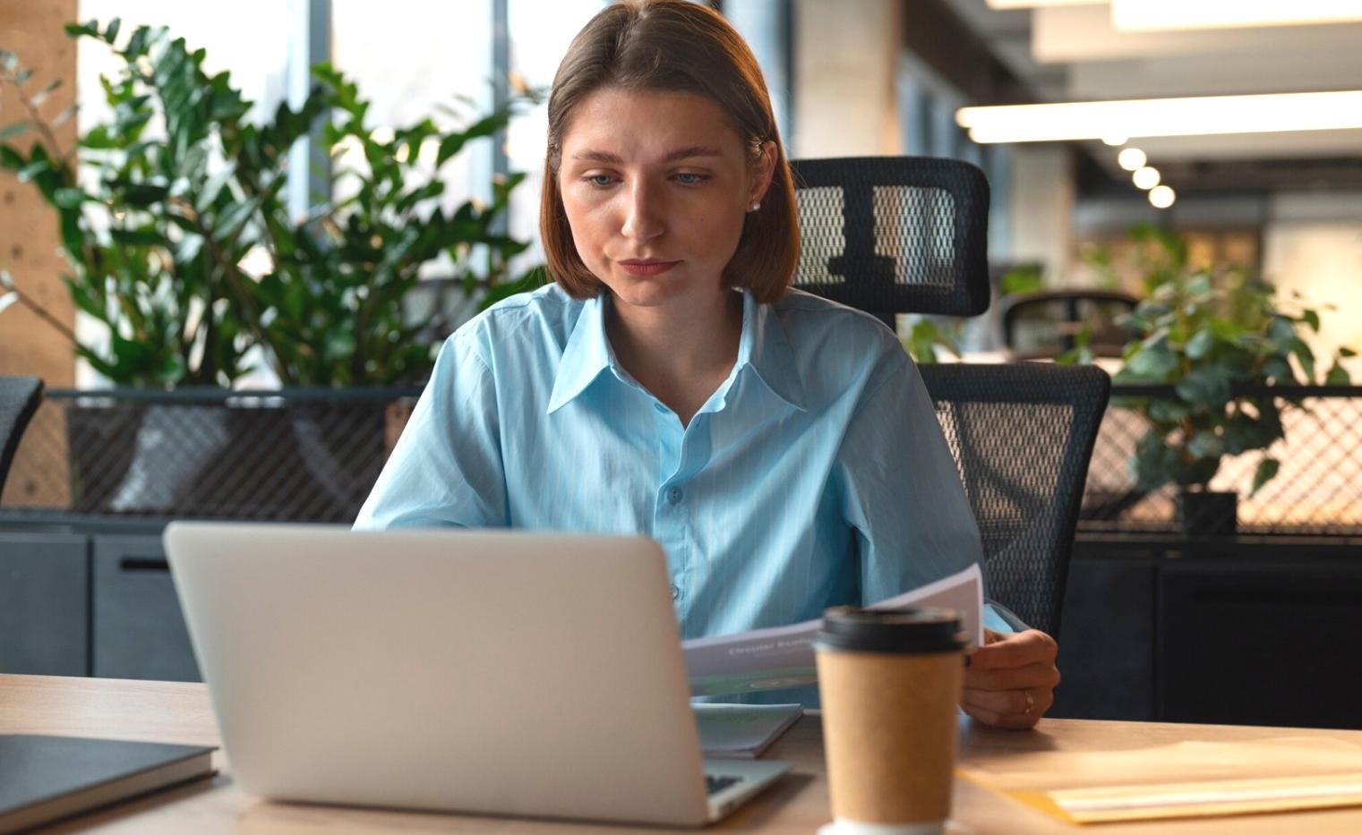 Suasana sesi diskusi grup tentang analisis laporan keuangan