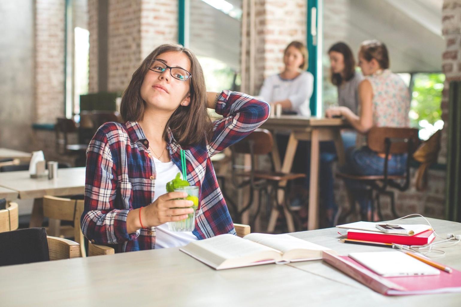 Suasana sesi pembelajaran analisis laporan keuangan dengan diskusi interaktif dan studi kasus nyata dari perusahaan terbuka