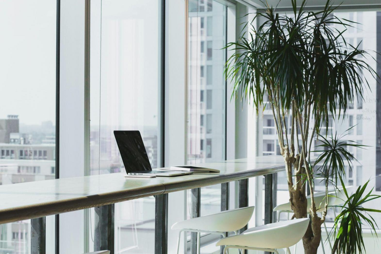 Tim analisis sedang mengolah data statistik keuangan untuk laporan trading